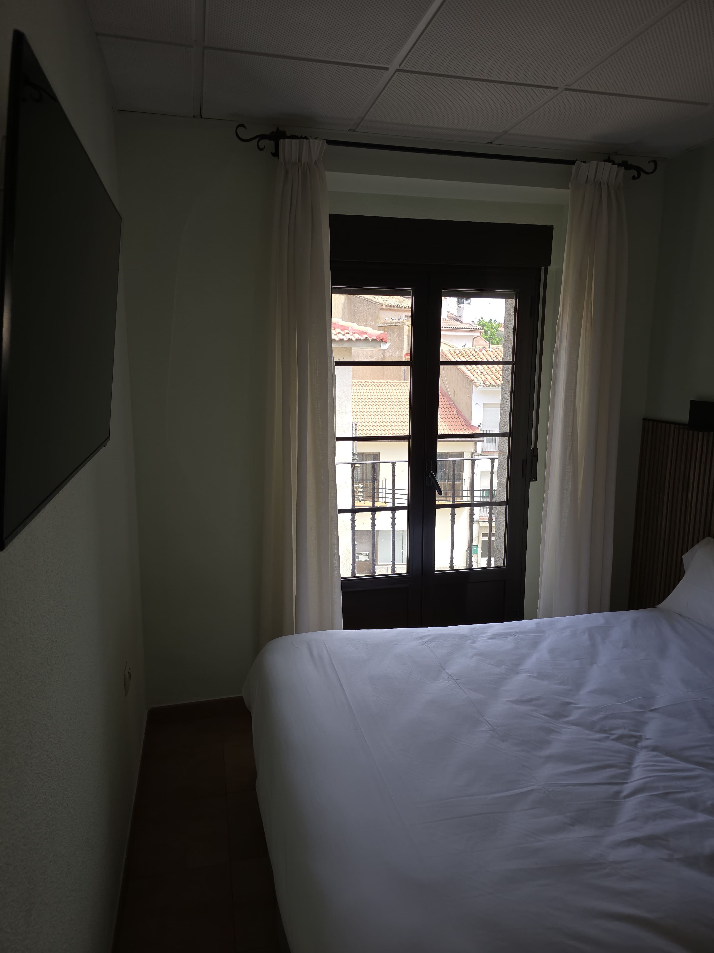 TV, radiador y escritorio en habitación doble económica